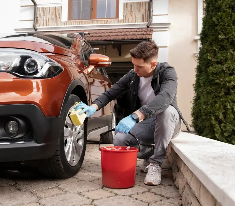 Lavage auto à domicile Rouziers-de-Touraine : professionnel intervenant sur un véhicule